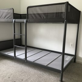 Metal bunk bed assembly 